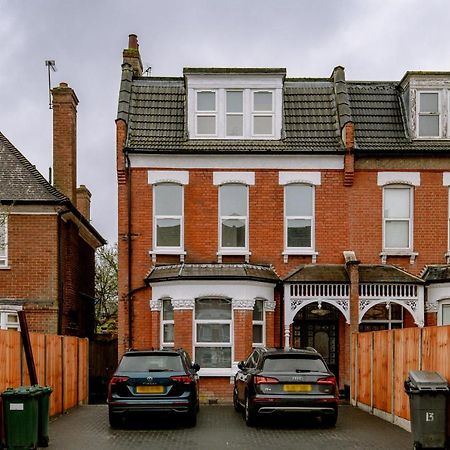 Fantastic New, London Apartment 3 Bed 1 Bath & Parking Whetstone Екстериор снимка