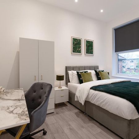 Fantastic New, London Apartment 3 Bed 1 Bath & Parking Whetstone Екстериор снимка