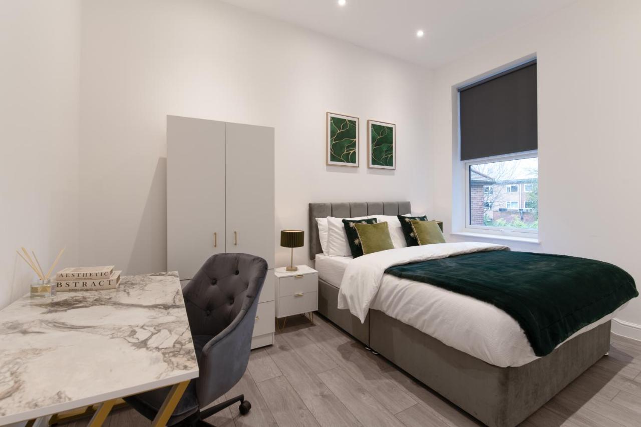 Fantastic New, London Apartment 3 Bed 1 Bath & Parking Whetstone Екстериор снимка