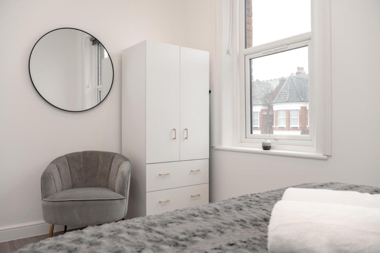 Fantastic New, London Apartment 3 Bed 1 Bath & Parking Whetstone Екстериор снимка