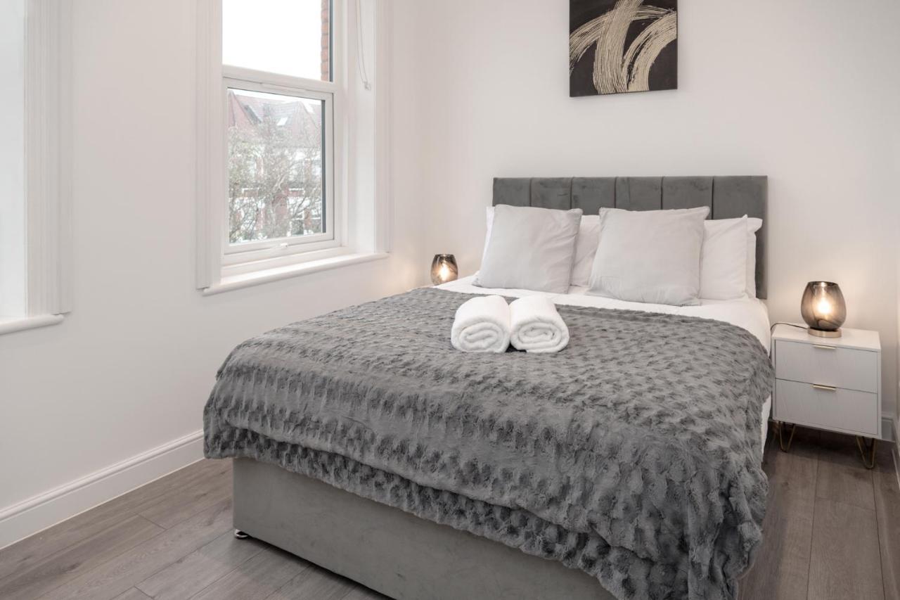 Fantastic New, London Apartment 3 Bed 1 Bath & Parking Whetstone Екстериор снимка