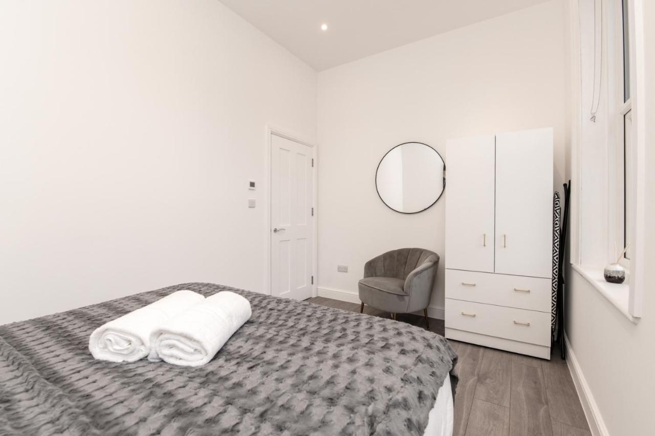 Fantastic New, London Apartment 3 Bed 1 Bath & Parking Whetstone Екстериор снимка