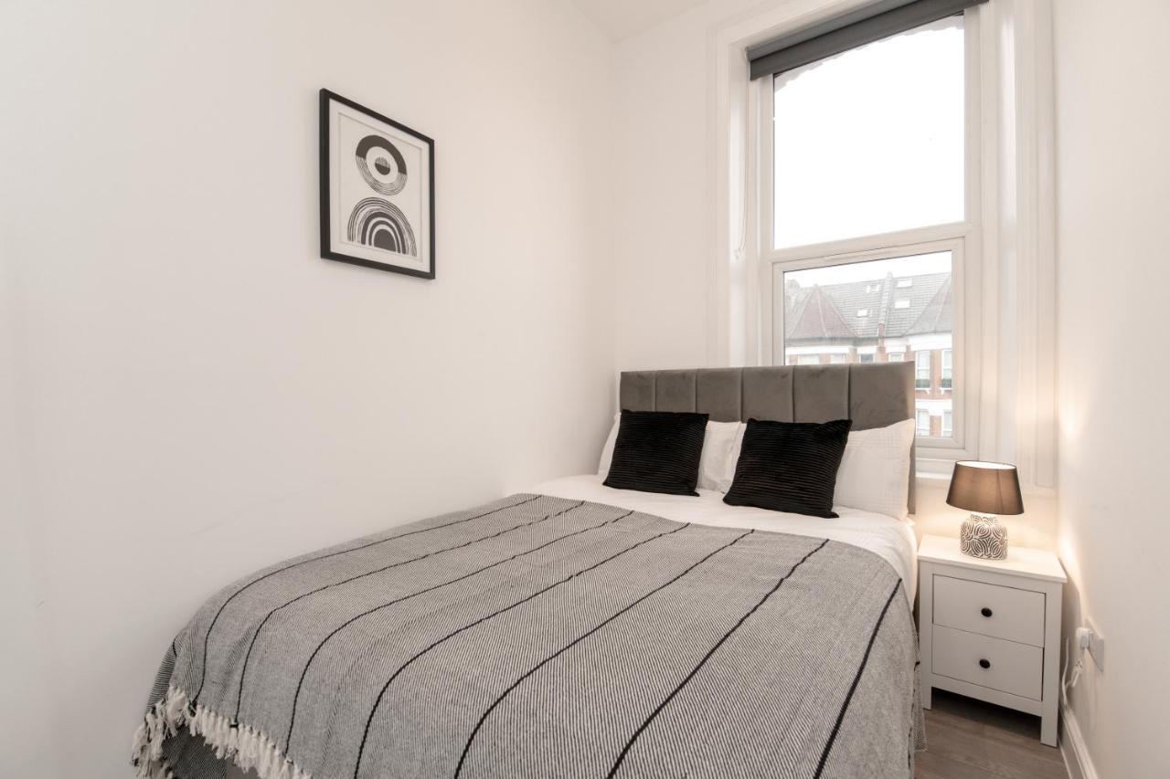 Fantastic New, London Apartment 3 Bed 1 Bath & Parking Whetstone Екстериор снимка